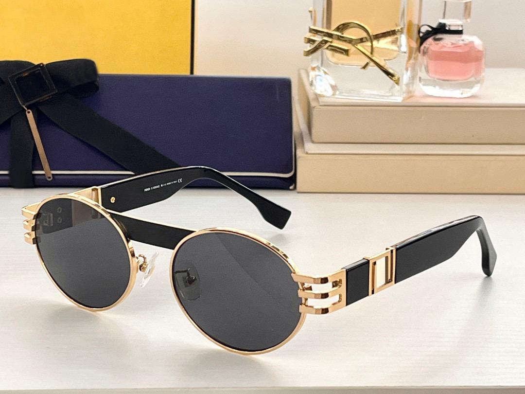 

Designer Sunglasses For Woman And Mens Signature 40045U NEW Fashion Retro Summer Anti-Ultraviolet Random Box