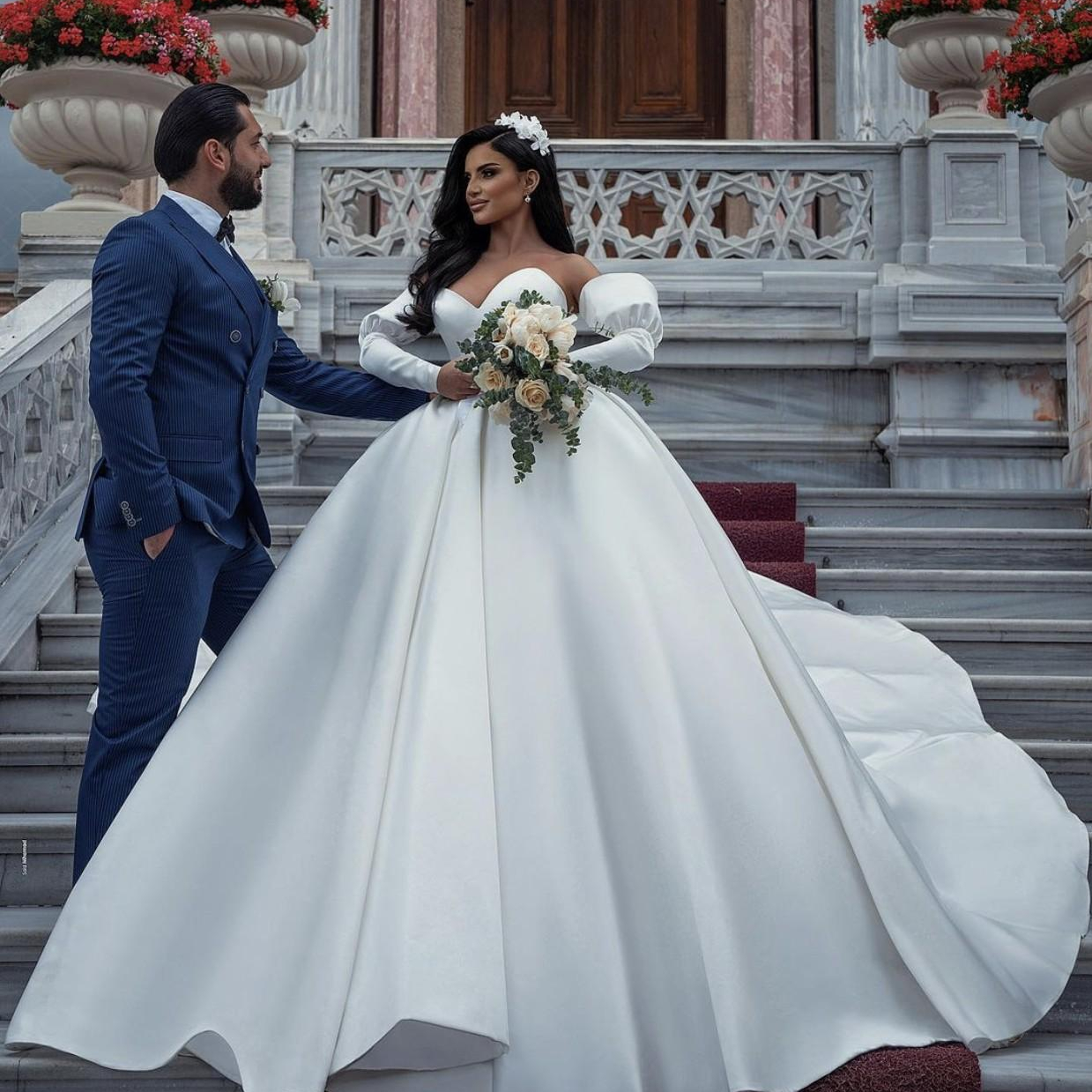 2022 Nouvelles robes de mariée blanches A-Line Robe de mariée africaine Satin à manches longues plus taille de balayage Middle East B0603X55
