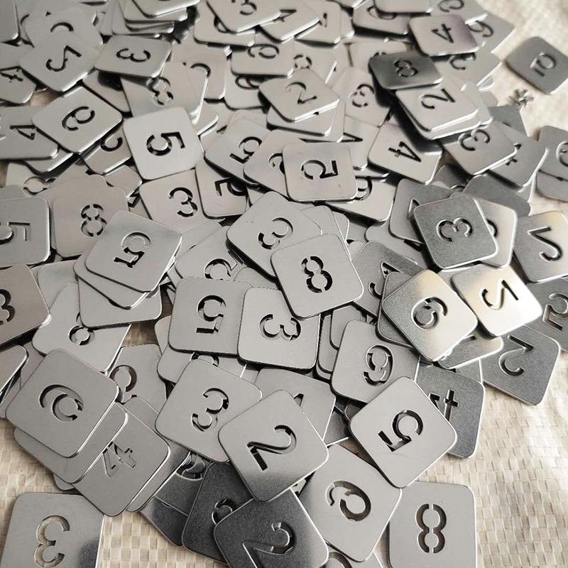 

Keychains Engraved Numbers 1-100 Letter Car Key Chains Dog ID Tag Stainless Steel Custom Made Friend Gift For Lost Recovery CardKeychains