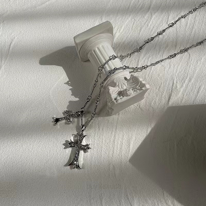

New Ch Chrome Designer Necklace Double Cross Diamond Men's Women's Hip-hop Minority High-level Feeling Clavicle Chain Hearts Pendants Luxury Original Design 6h3w