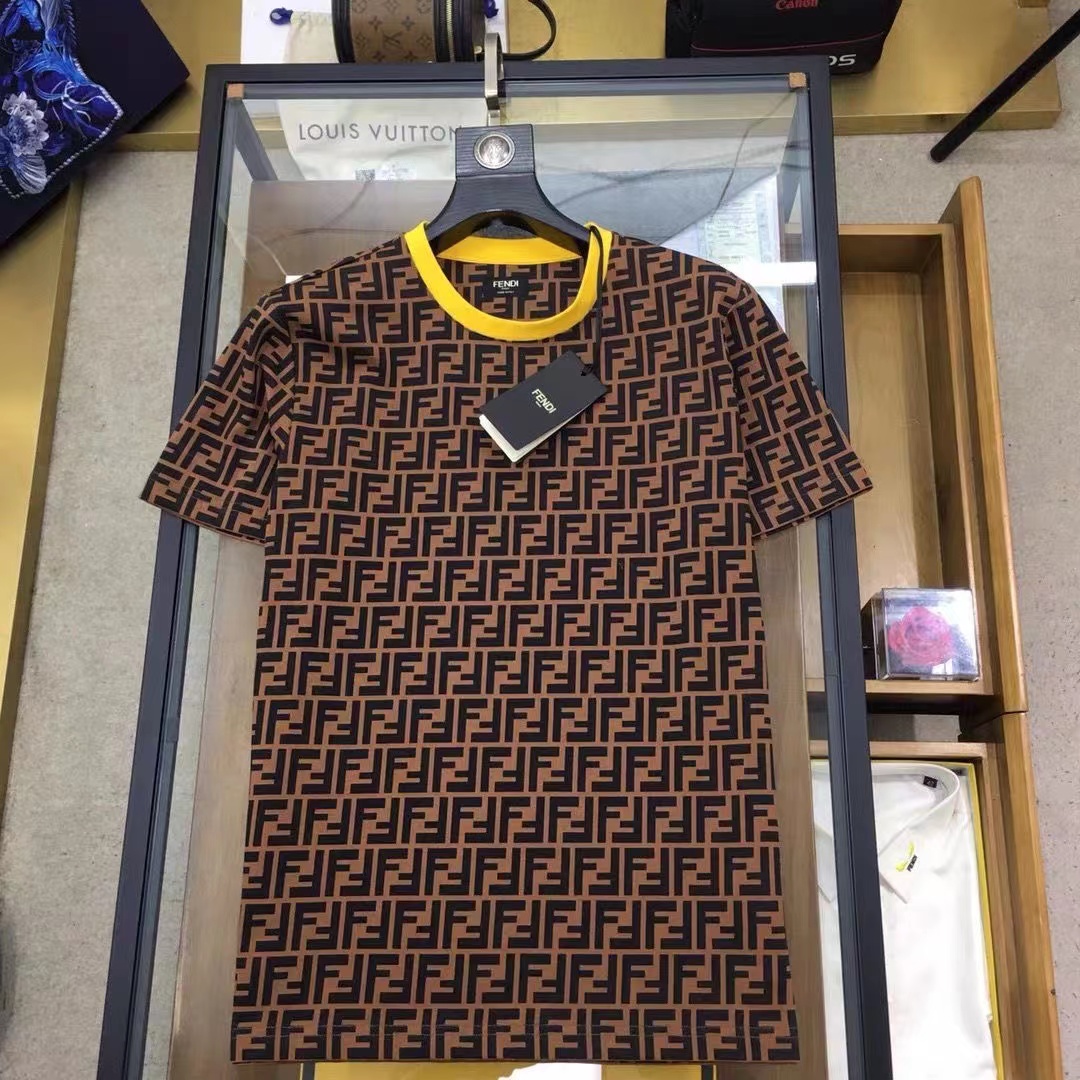 T-shirts pour hommes de Fendi Tshirt Tshirt Luxury Men's Summer Round Nou Sweat Absorbant les manches courtes extérieures