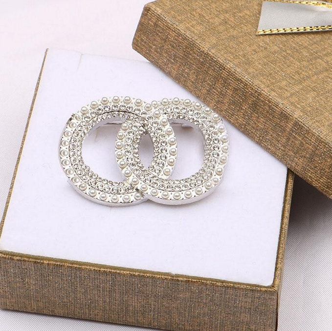 

22SS 20styles Vintage Letters Brooch Luxury Brand Design Women Small Sweet Wind Brooches Pearl Suit Pin Jewelry Clothing Decoration High Quality Accessories