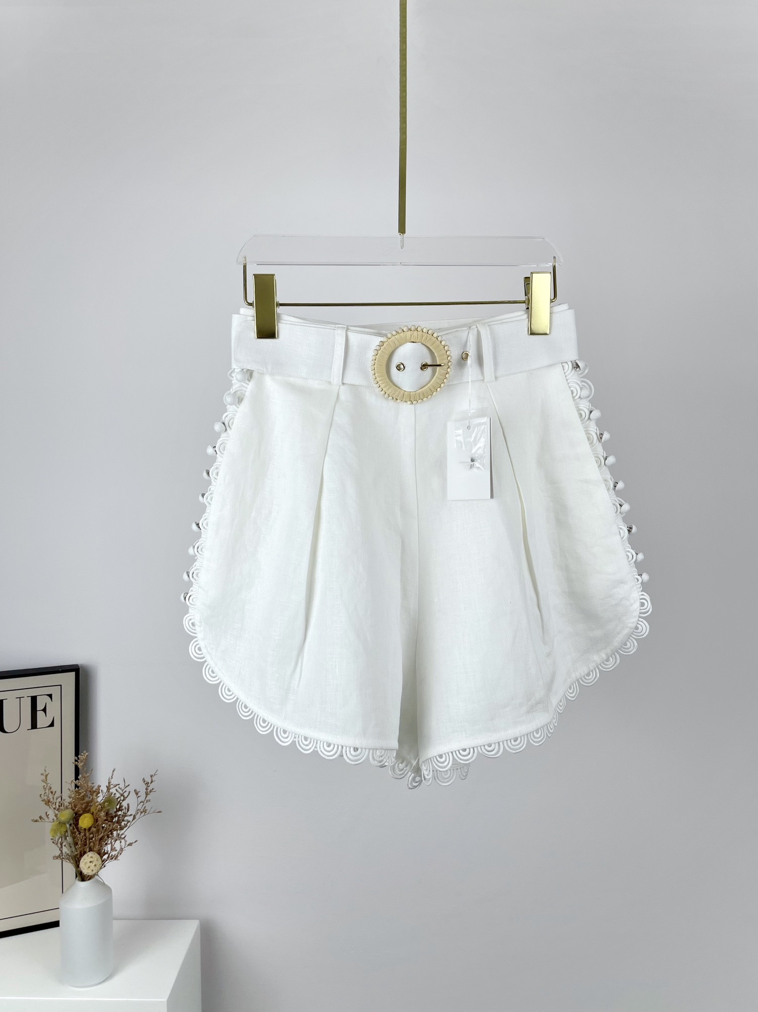 

2022 Spring and summer new Shorts front pleated lace decorative belt two-color shorts, White