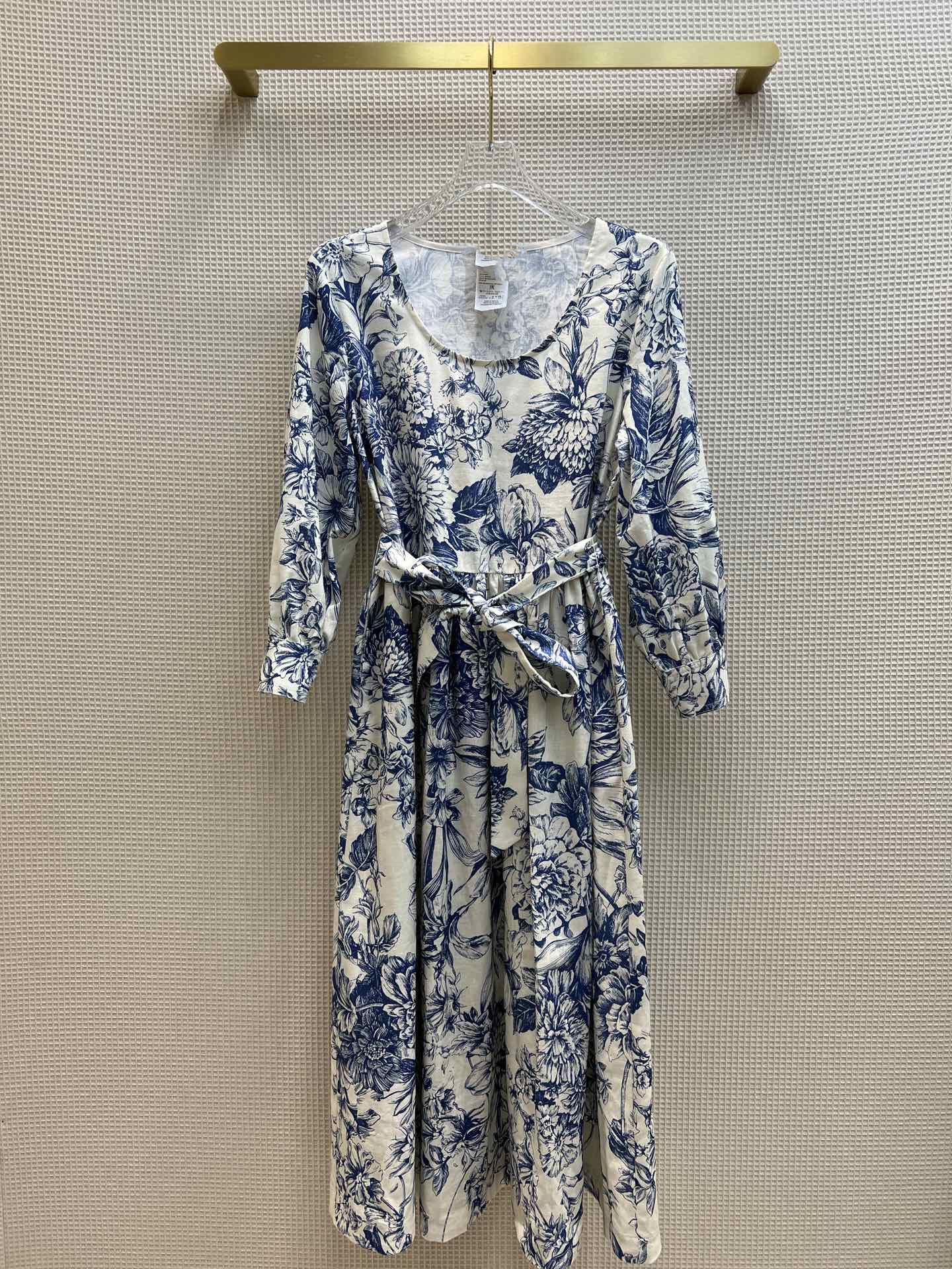

Milan fashion comes with elegant blue and White Porcelain Floral Dress, Multi