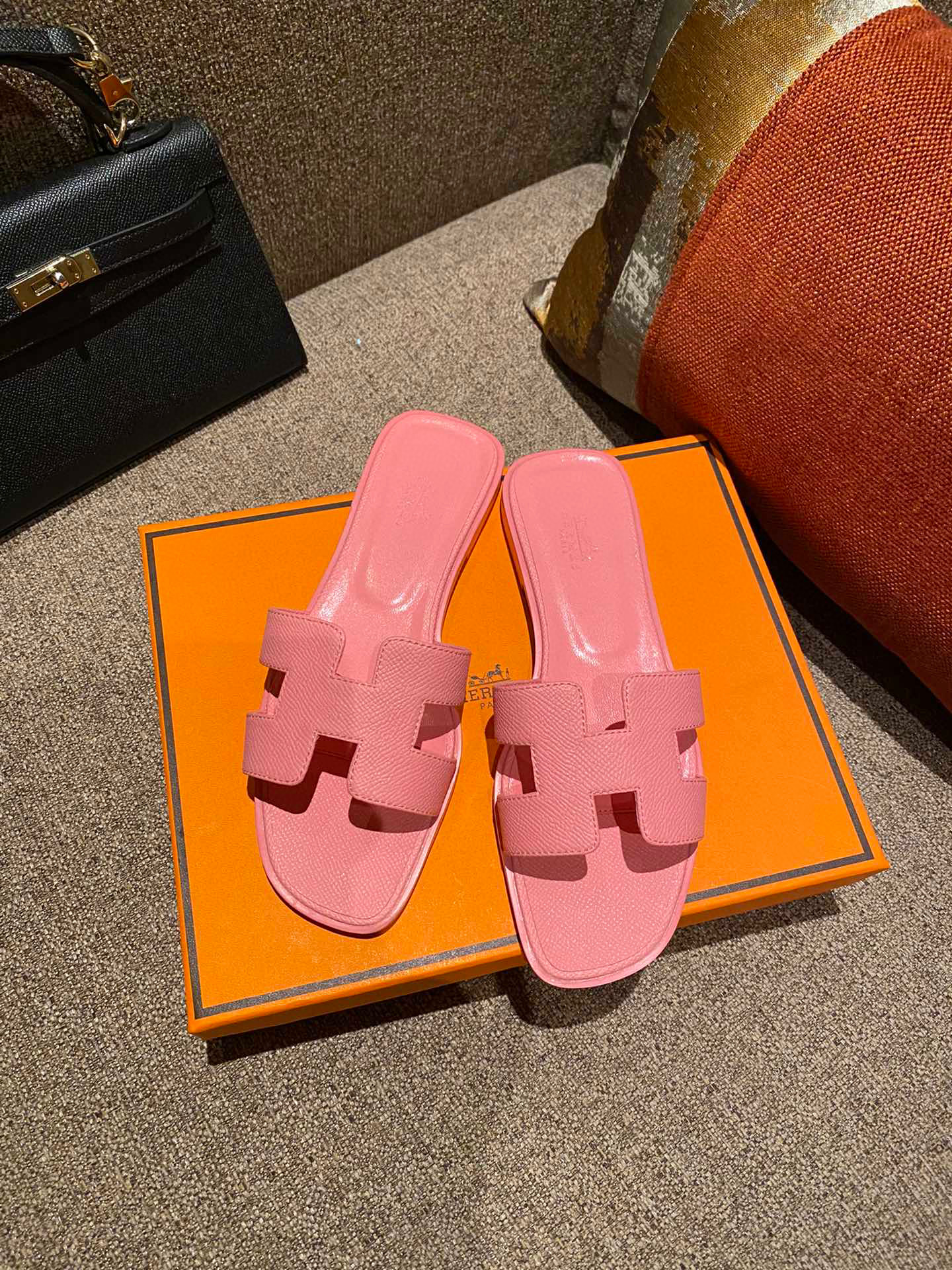 Hermes Femmes Oran Sandals Slippers Designer Classic Flat Slippers Red Yellow Cartoon Cuir Medies Summer Beach Party Wedding Sexy Chaussures 35-4