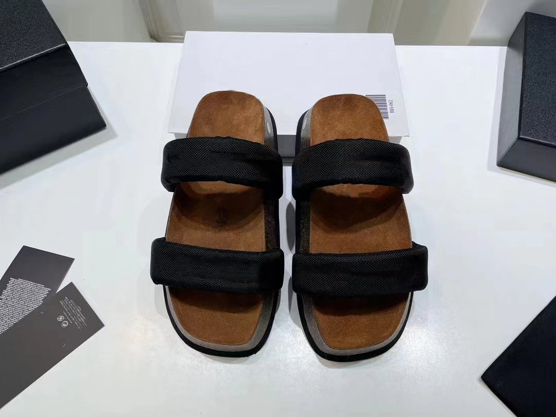 

Thick Sole Beach Slippers Classic Ladies Summer Flat Designer Cartoon Outdoor Letters Women Sandals Leather Casual Beach Large Size People Slippers 35-40, Black