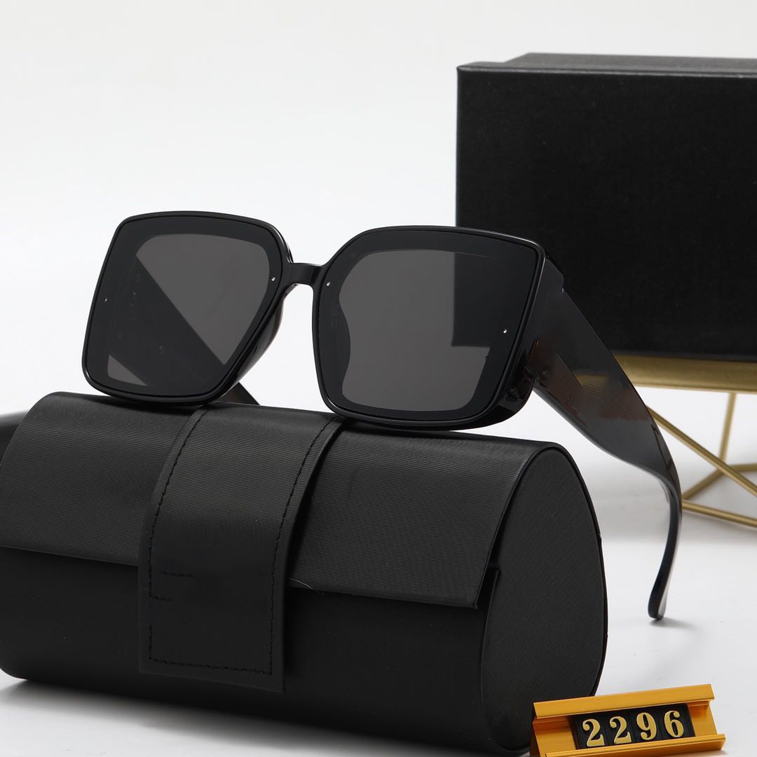 Lunettes de soleil des hommes et des femmes avec le métal logo Mode Marque Femme Full Cadre UV400 Lentilles de luxe de grande taille Emballages d