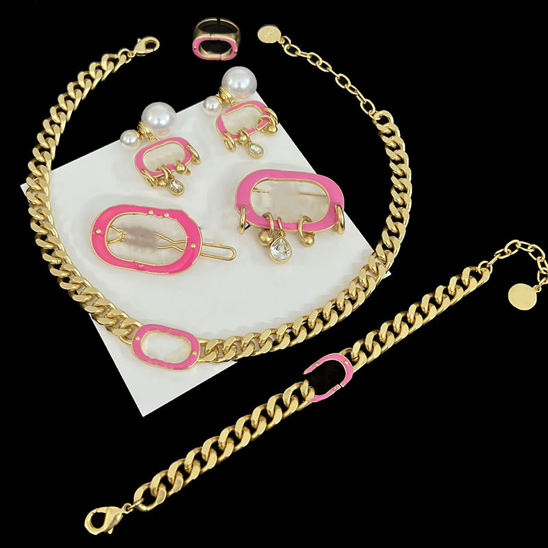 

Brand D Letters Sweet Pink Stud Earrings Vintage Copper Chain Link Charm Bracelets C Pendant Necklaces Brooch Pins Hair Clips Rings Jewelry