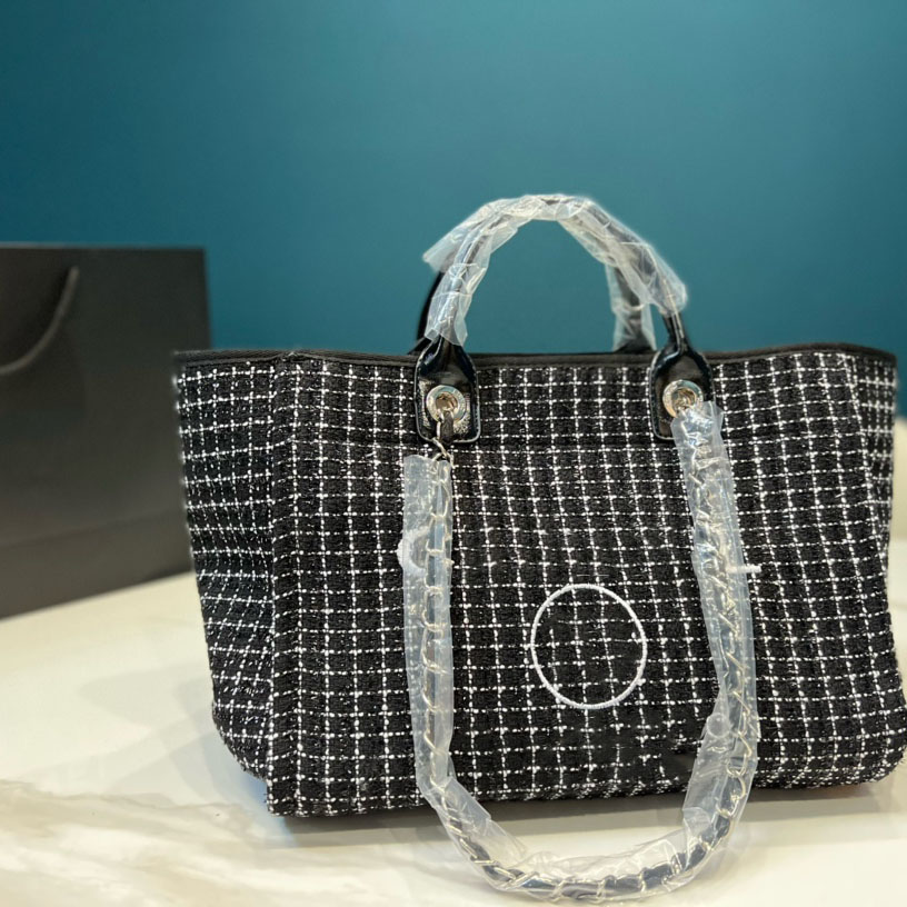 

2022 brand checkered large capacity beach bag simple leisure handbag Travel Shoulder Bag Shopping Bags, Black pearl