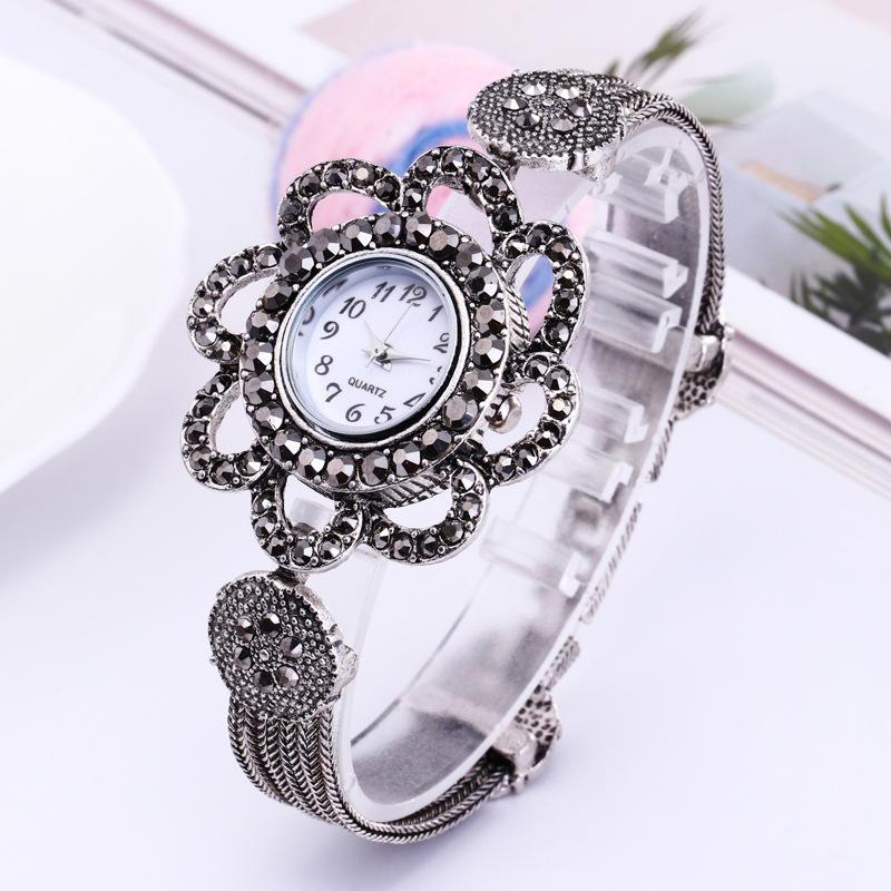 

Wristwatches Luxury Silver Women Bracelet Watches Retro Crystals Ladies Dress Watch Creative Quartz Wristwatch Female Clock GiftWristwatches