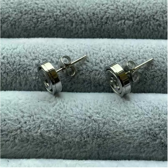

2022 Titanium Steel Fashion Stud Women Designer Earrings White Shell Silver Rose Gold Earrings Luxurious Letter Cute Size Trendy Jewelry Wholesale