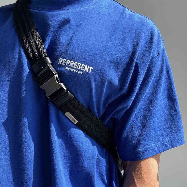 Les t-shirts de mode représentent des créateurs t-shirts répétitifs