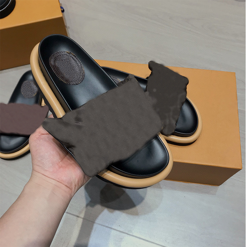 Avec des pantoufles de sandale de boîte oreiller de la piscine Flat Comfort Mules en relief Mules de luxe Desiches de concepteur de femmes chauss