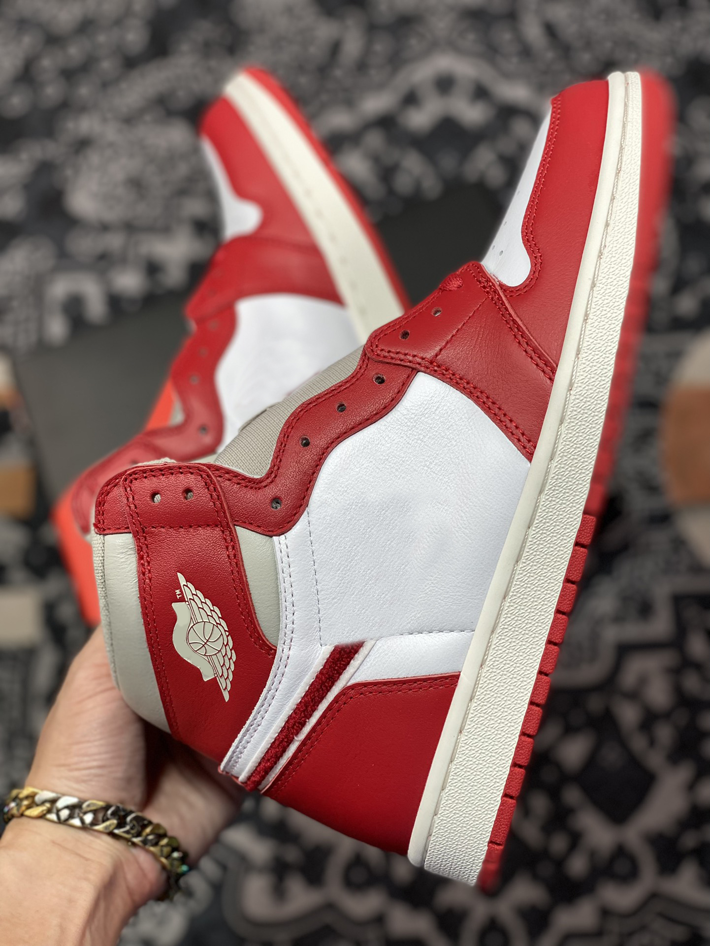 

Air Authentic 1 High OG WMNS Newstalgia Basketball Shoes Light Iron Ore Varsity Red-Sail Sneakers 1S Starfish Visionaire Retro Men Outdoor Sports Shoes With Box, Customize