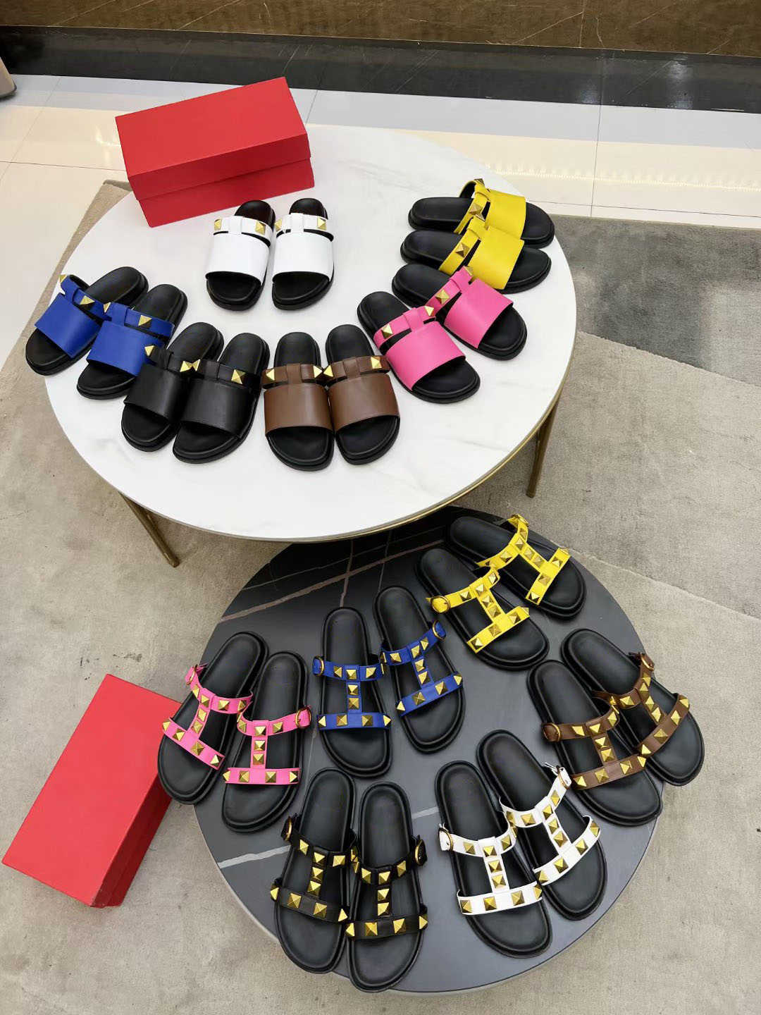 2022 Femmes Slipper Roman Stud Flat Calfskin Sandal Sandal Indoor Designer Designer Summer Luxury Fashion Beach Flip Flip Flops Chaussures