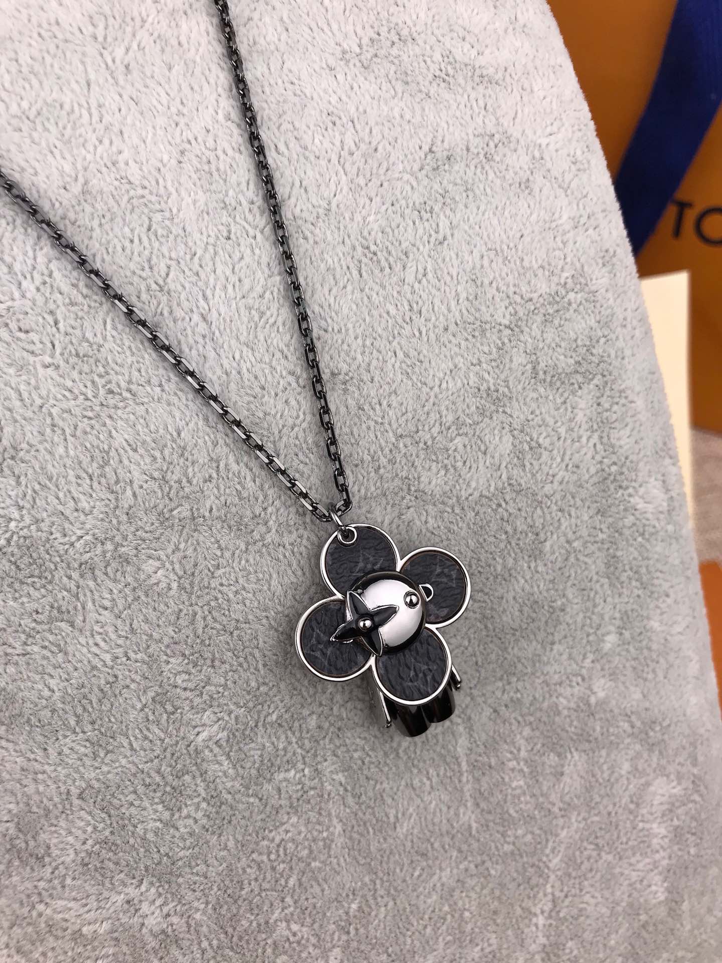 

M62681 Mono Eclipse Canvas VIVIENNE pendant Necklace