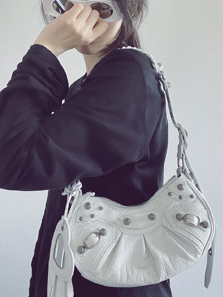

Xiaohongshu Internet Celebrity Same Fashion Rivet Motorcycle Bag One Shoulder Crossbody Bag Small 2021 New Autumn and Winter Womens Bags Tid, White