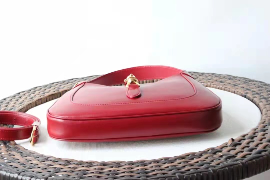 

2022 latest street fashion women's bag is red
