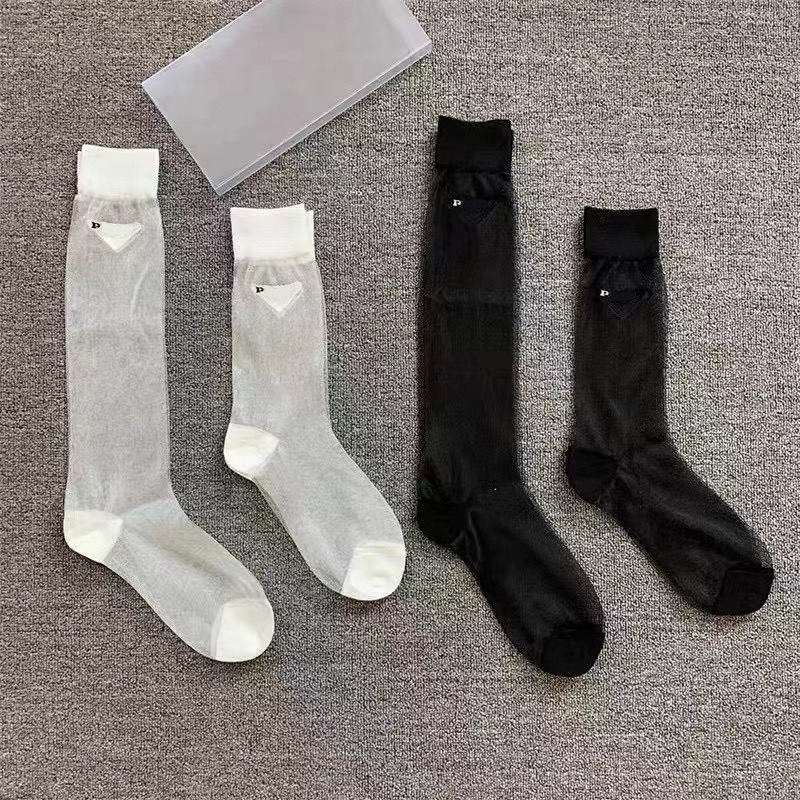 

Women Triangle Letter Silk Socks Summer Fashion Letters Sock for Gift Party Black White High Quality