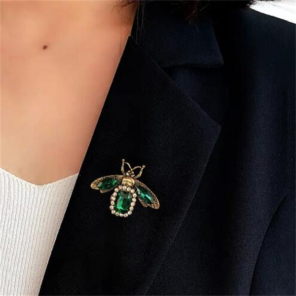 

Vintage Crystal Bee Brooch Insect Collar Pin Bees Brooches For Women Clothes Scarf Clip Rhinestone Brooch Jewelry Gift GC1127