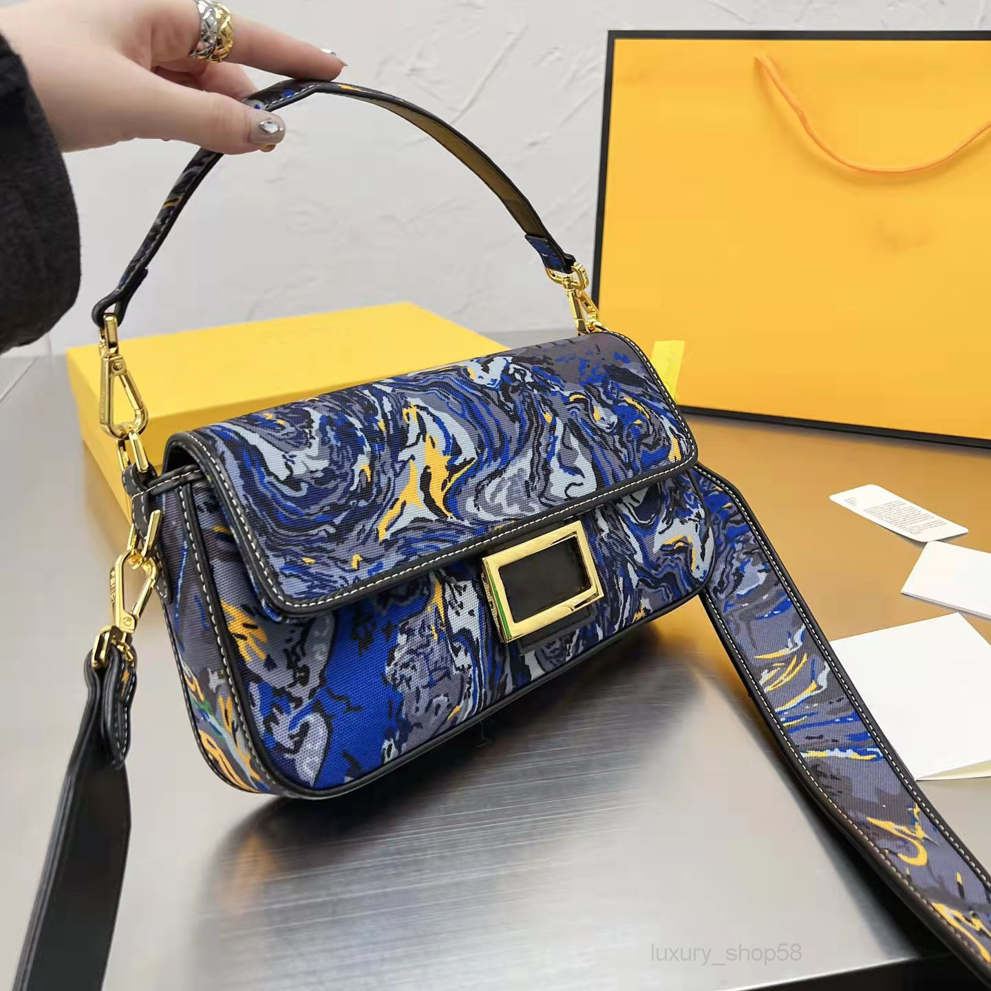 

Crossbody Single Shoulder Bags Luxurys Designers French Stickbags Crobody Womens Handbags Fashion Built in Zipperbag Claic Very Beautiful Good