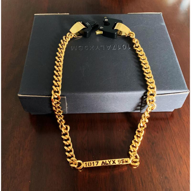 

Chains 1017-Alyx-9sm Logo Charm Necklaces Alyx Buckle Necklace Men Women Hollow Openwork Letters Stainless Steel Chain Colorfast