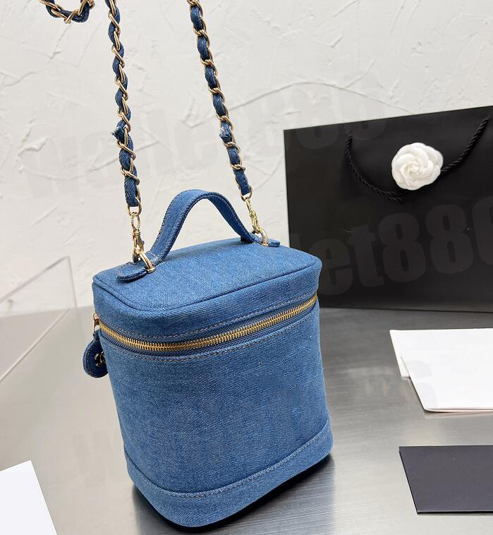 

Womens Denim Blue Cosmetic Bags Fashion Letter Shoulder Makeup Bag Luxury Brand Designers Clutch Cowboy Pouch Ladies Purses High Quality Handbags