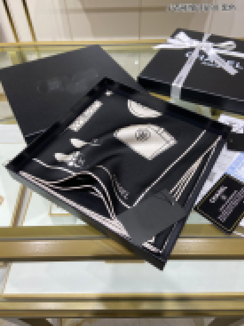 

Elegant temperament 100% pure silk scarf letter printing fashion 90cm shawl headscarf sunscreen high quality Europe and America