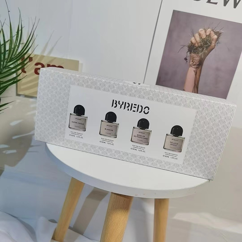 Promotion Designer Byredo Perfume le plus élevé Super Cedar Blanche Rose of No Man's Land Mojave Ghost 30ml 4pcs Set Spray Spel Spel Scelt Pergra