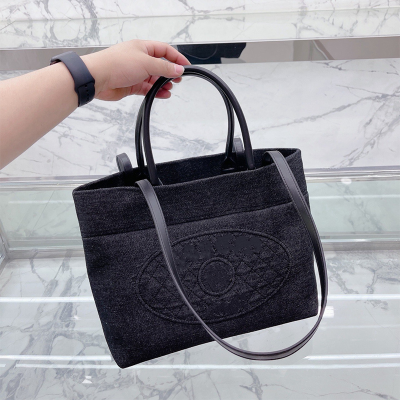 

2022 High Quality Cowboy Women's Vintage Tote Bags Fashion Shoulder Shopping Designer Handbags Classic Chain Portable Shopping Belt lady Quilt Purse Wallets, Black