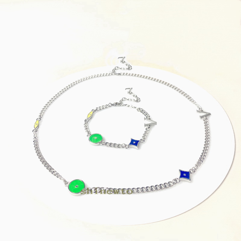 

Europe America Fashion Sunrise Necklace Bracelet Men Silver-colour Hardware Engraved V Letter Crystal Glass Lacquer Pendant Jewelry Sets M00652, No original box
