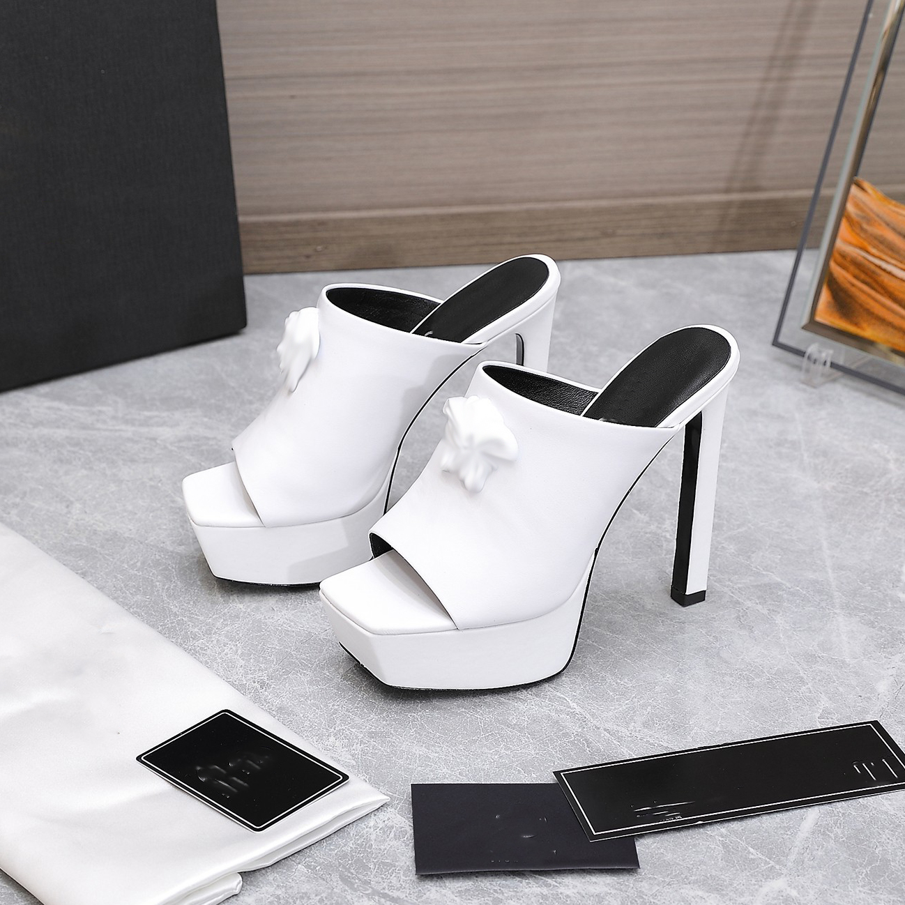 

Designer Women's Summer Shoes High Heels Medusa Mules Sandals Pointed Platform Heel Ladies Fashion Chain Bridal Versityace Wedding Shoess gfdsdg