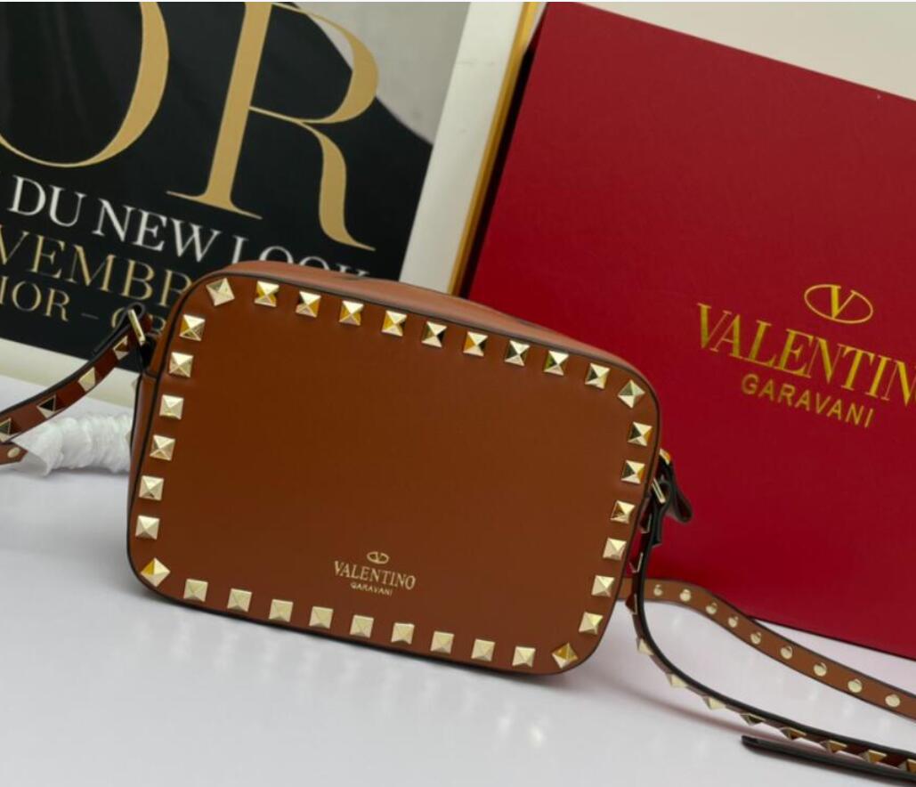 

Valentino's Shoulder Bags popular models are shocking. Valentino plain calf leather versatile camera bag size: 18X12X6cm, Black -gold