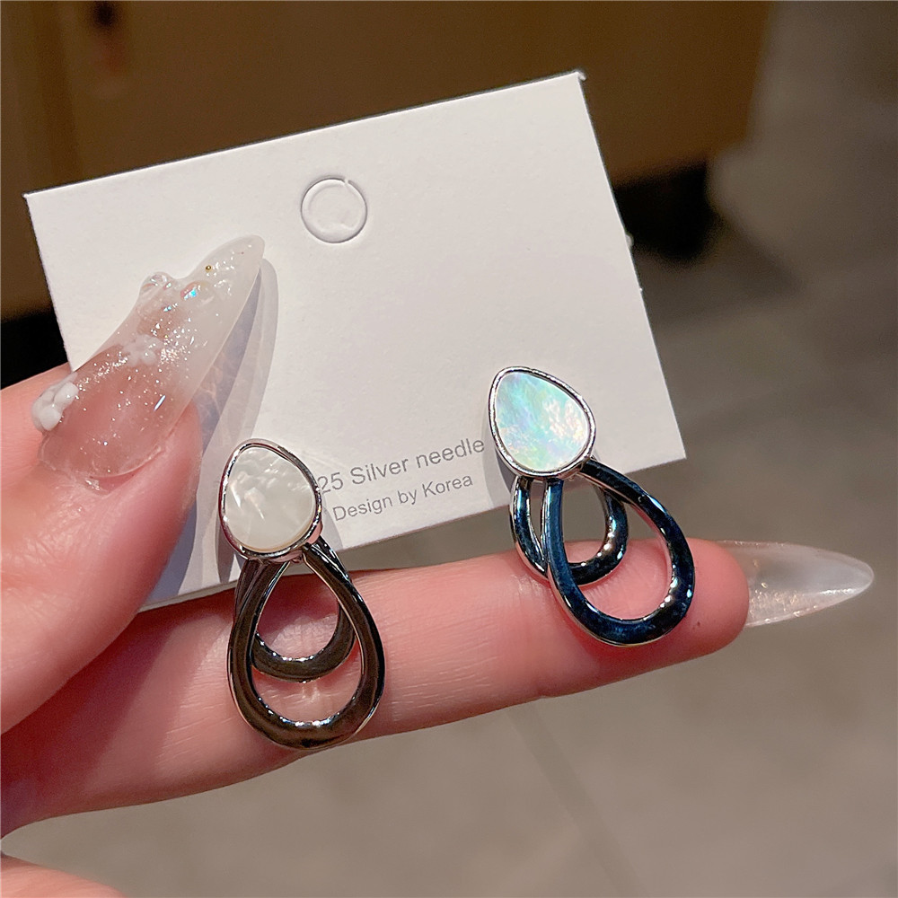 

Natural Fritillaria Circle Temperament Earrings S925 Silver Needle Versatile Sweet Cool Wind Girl Earrings