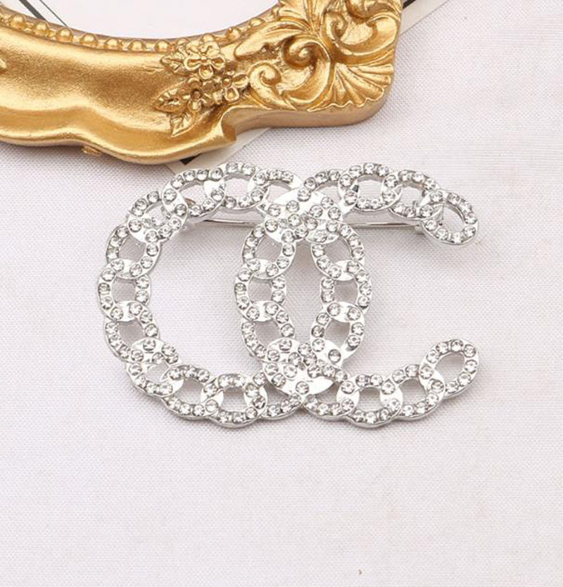 

Gold Silver Women Letters Brooches Hollow Chain Design Brand Small Sweet Wind 18K Gold Plated Pearl Crystal Suit Dress Pins Party Gift Specifications