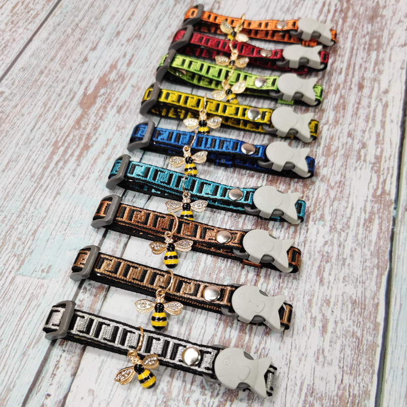 

Designer Dog Collars with Bell and Diamond Honeybee Charm Adjustable Kitty Kitten Puppy Classic Letter Pattern Cat Collar for Small Dogs Cats Chihuahua Wholesale