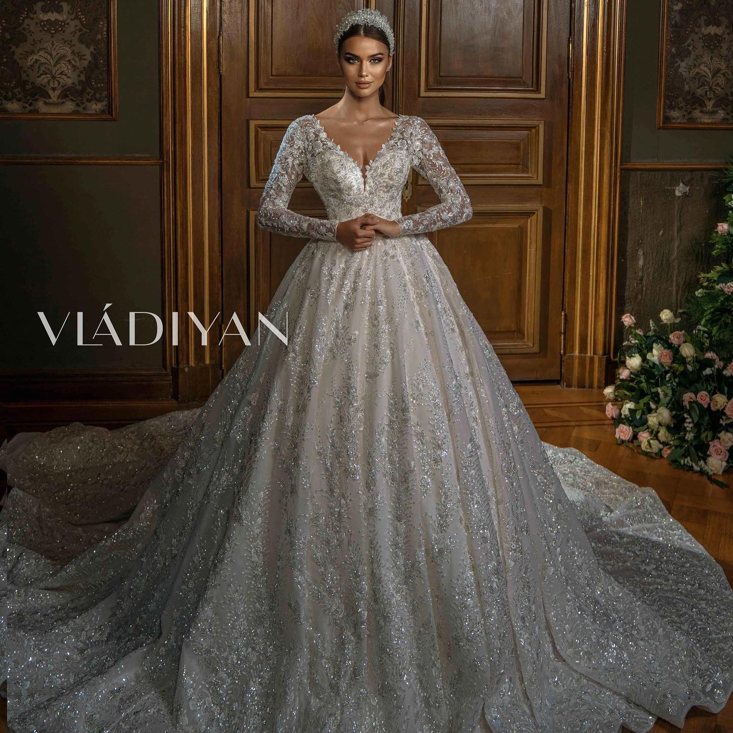 Robes de mariée de robe de bal de luxe en dentelle à manches longues appliqués en V