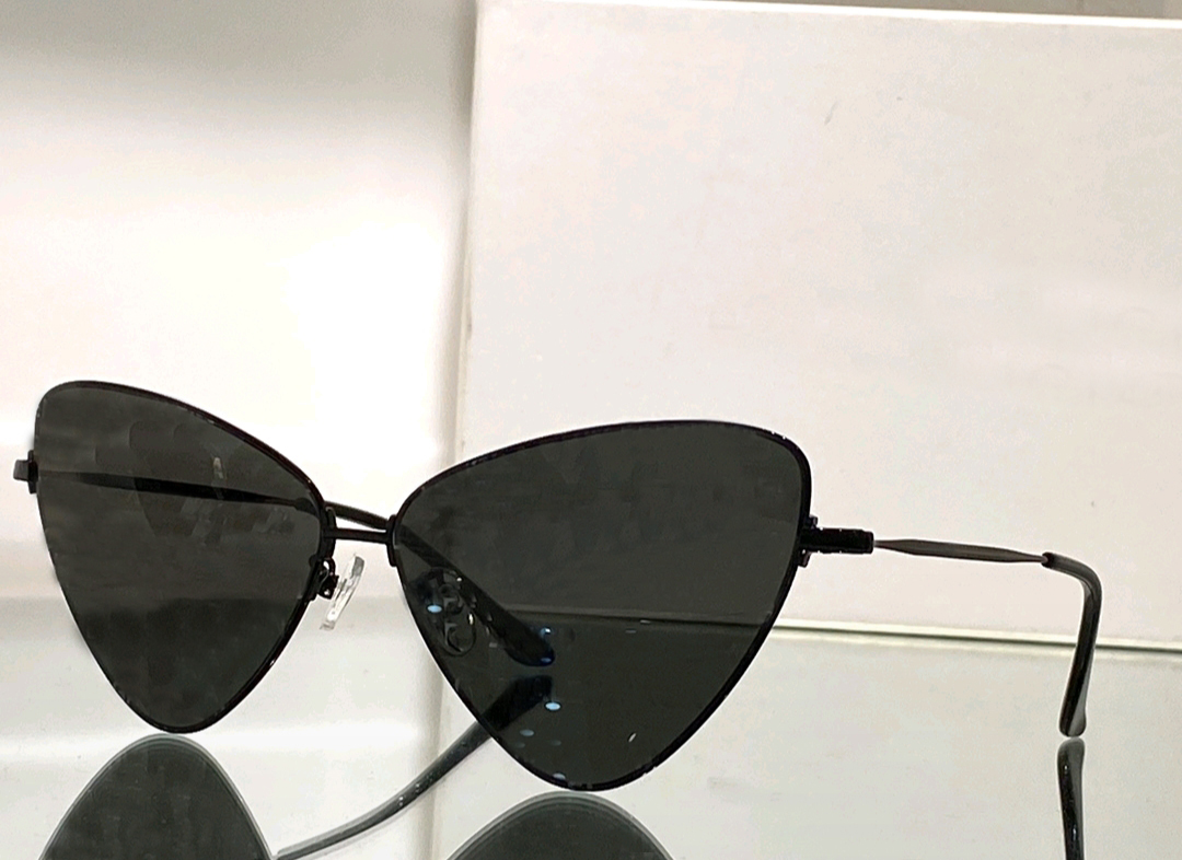 

Cat Eye Sunglasses Black/Grey With Silver Letters Pattern Men Women Designers Sun Glasses Shades Sonnenbrille Wrap Occhiali da sole UV Eyewear with Box