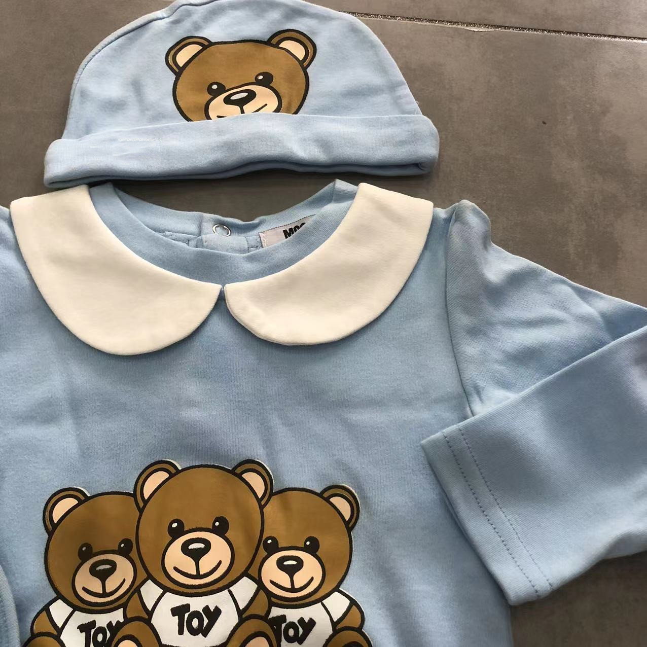 Newborn Baby Clothes Romper Designer Crawling Fasion Jumpsuits Infant Onesie Clothes Casual Hooded Saliva Towel Bears With Letters Luxury