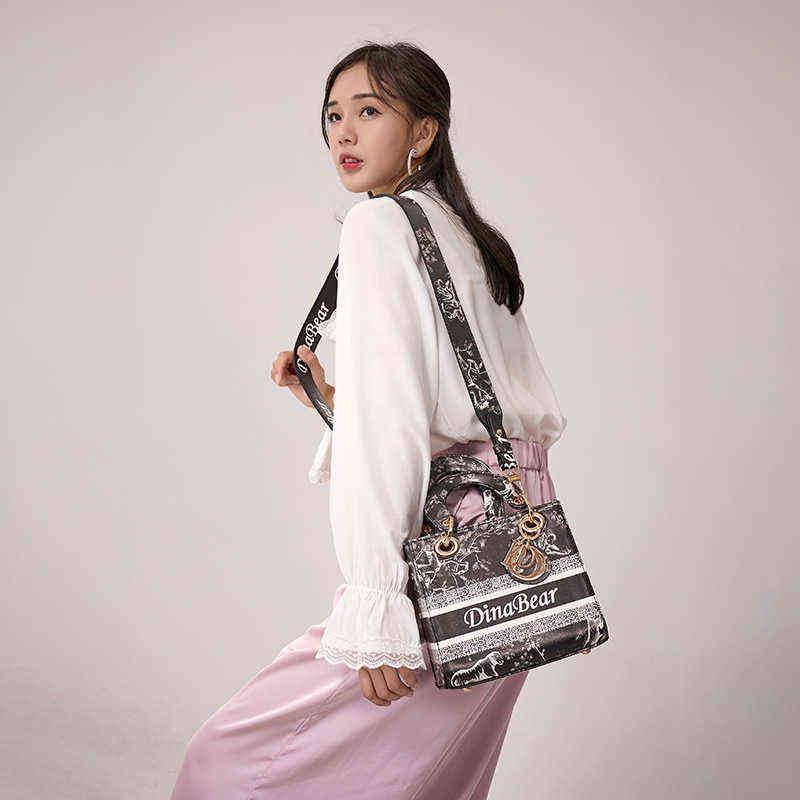 

Factory Online Export Designer Brand Bags New Women's Messenger Shoulder Printed Leather Princess Wrist, Black and white