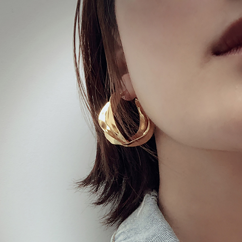 

SRCOI Gold Color Twisted Hoop Earrings Minimalist Geometric Statment Big Round Circle For Women India Huggie Jewelry 220716