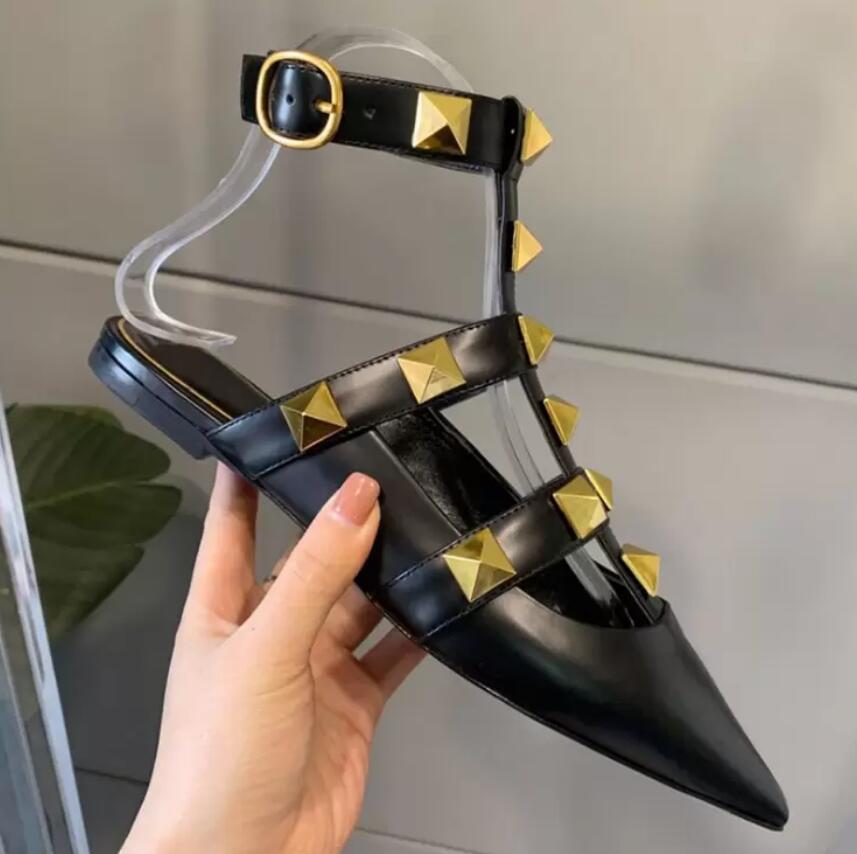 2022 NOUVEAUX CLASSIQUES DE DÉCRIEUR DE LUXEURES FEMMES SANDALES SANDALES VÉLICATIONS CUIR SLINGBACK POMMES MEDIALES SEXY HEET HEELS RIVETS RIVET
