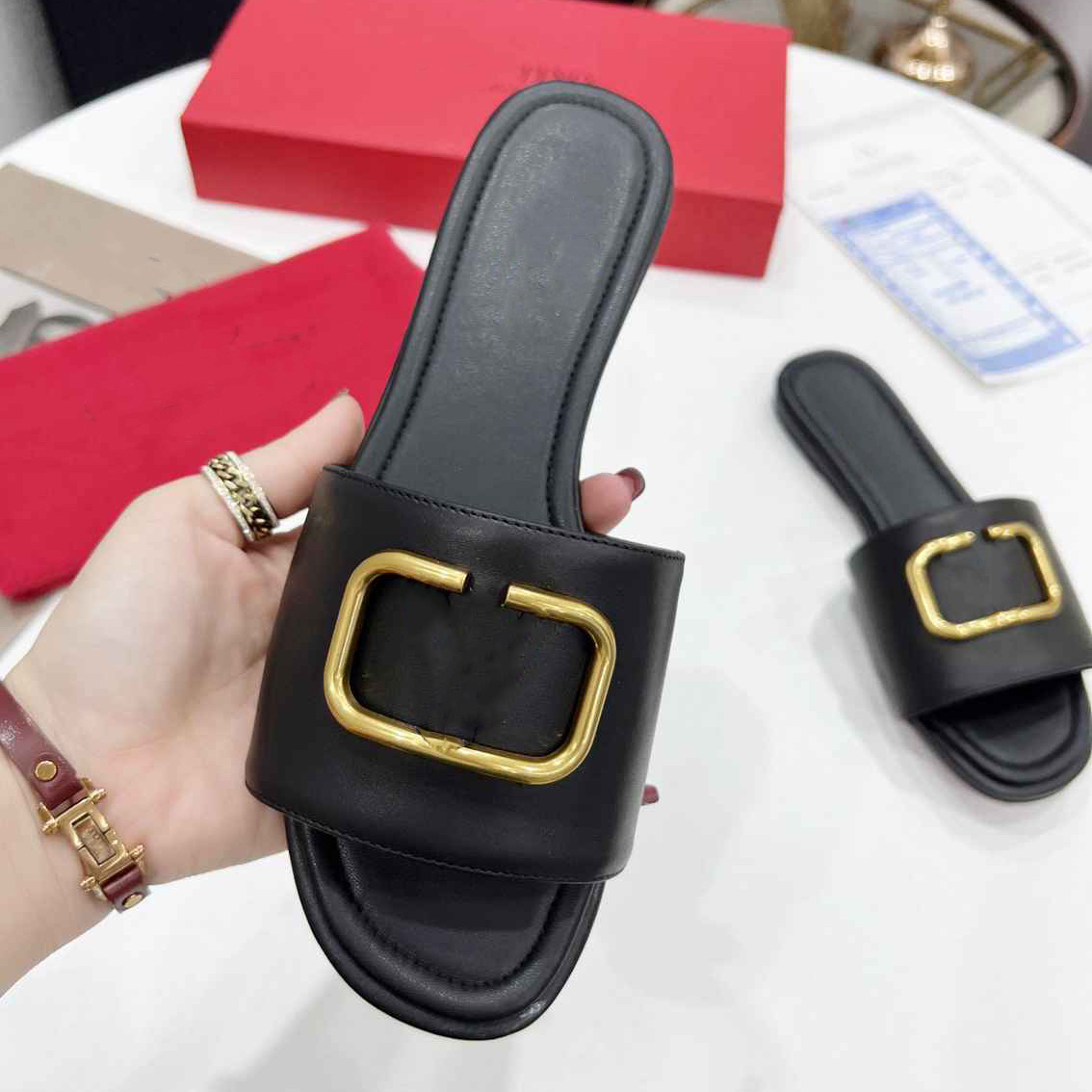 

High Quality Designer Women Alphabet Sandals Leather Heels Valentinoes Thick Sole Slippers Sexy Red Shoes Various Colors Luxury Letter gsdgd