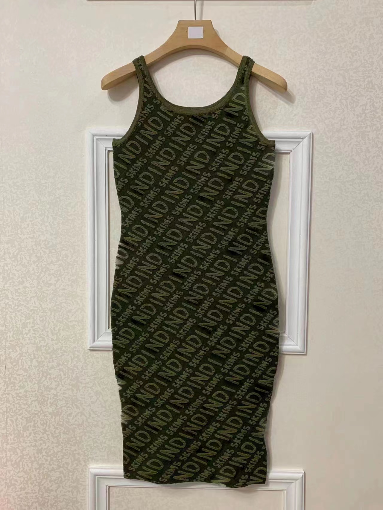 Robes de créateurs de vêtements pour femmes Camisole de piste Robe de lettre en relief 3D Haute qualité Tricots de mode Col montant à manches cou
