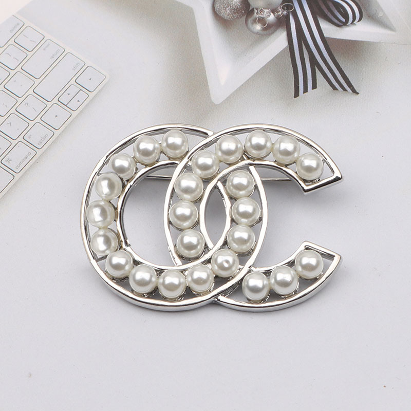 

Luxury Design Brand Desinger Brooch Women Love Crystal Rhinestone Pearl Letter Brooches Suit Pin Fashion Jewelry Clothing Decoration Accessories Famous Design-21
