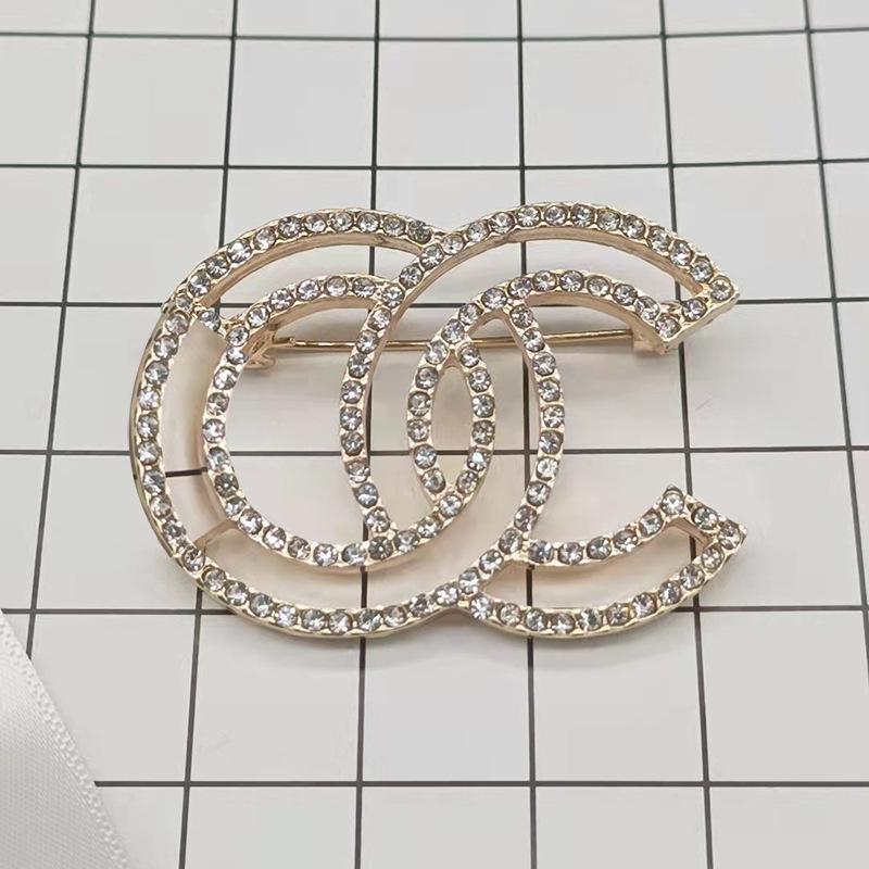 

Classic Fashion Brand Designer Design Double Letter Gold Cryatal Brooch Women Pearl Rhinestone Brooch Suit Laple Pin Fashion Jewelry Accessories