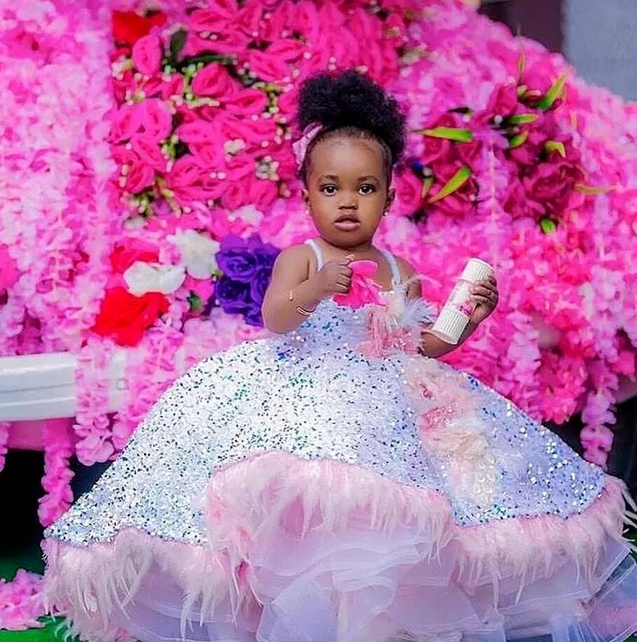2022 Robes de fleur de fleur luxueuses brillantes Robes de mariée de petite fille en plumes First Communion Pageant Robes de fête B0527W13