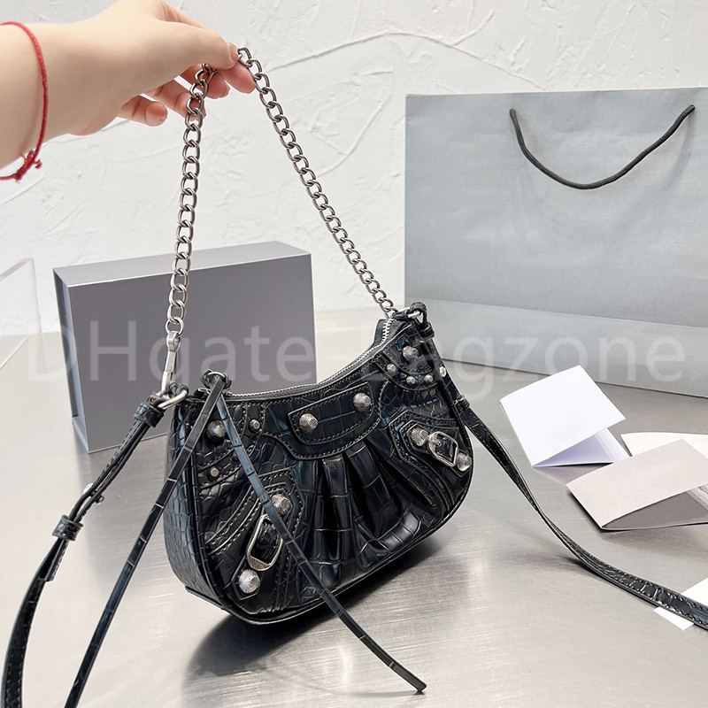 

New Designer Cross Body Bag lady Chain Bag Fashion Motorcycle Wind Crescent Handbag Fold Lambskin Retro Avant Garde, White