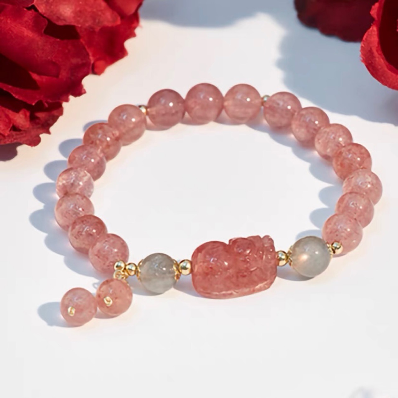 

Natural Strawberry Crystal Bracelet Girls' Peach Blossom Fortune Grey Moonlight Hand String Design Gift