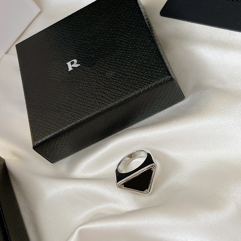 

Cool Womens Rings Fashion Designer Ring For Women Men Jewelry Unisex Classic Triangle Rings Street Holiday Designers Jewelries 2203315WU